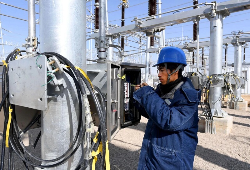 SF₆ Circuit Breaker: En kritisk komponent i høyspentnett, som leverer overlegen ytelse gjennom høy elektronegativitet og en lysbueslukkingsevne som er 100 ganger større enn luft.